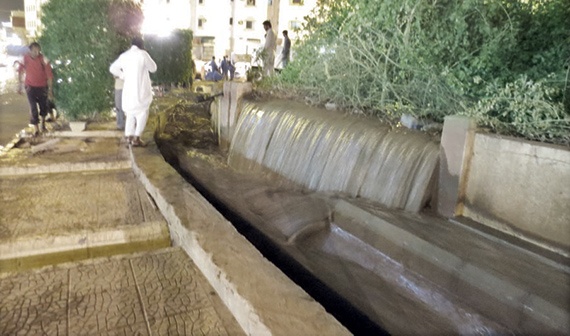 محايل عسير.. سيول جارفة تهدم الأسوار وتحاصر المواطنين و«البلدية» تعلن الطوارئ