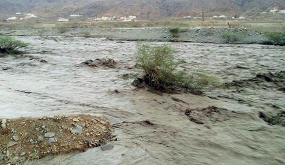 محايل عسير.. سيول جارفة تهدم الأسوار وتحاصر المواطنين و«البلدية» تعلن الطوارئ