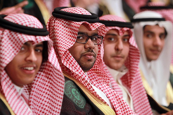 قصة مصورة : أمير الرياض يرعى حفل خريجي معهد الإدارة