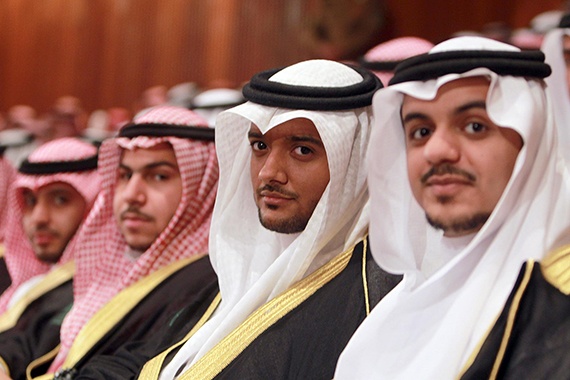 قصة مصورة : أمير الرياض يرعى حفل خريجي معهد الإدارة