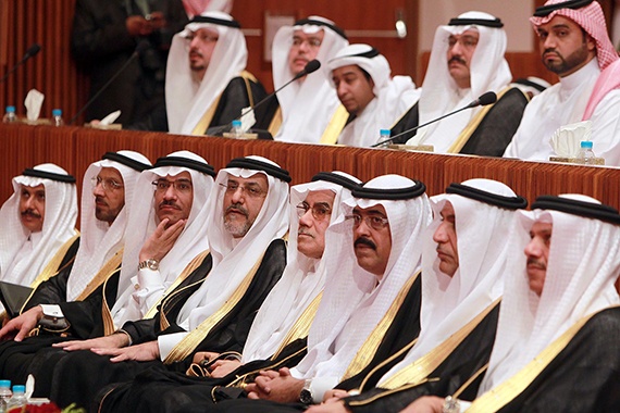 قصة مصورة : أمير الرياض يرعى حفل خريجي معهد الإدارة