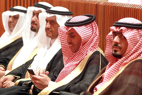 قصة مصورة : أمير الرياض يرعى حفل خريجي معهد الإدارة
