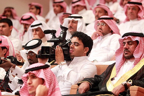 قصة مصورة : أمير الرياض يرعى حفل خريجي معهد الإدارة