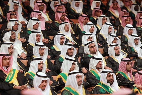قصة مصورة : أمير الرياض يرعى حفل خريجي معهد الإدارة