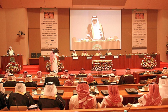 قصة مصورة : أمير الرياض يرعى حفل خريجي معهد الإدارة