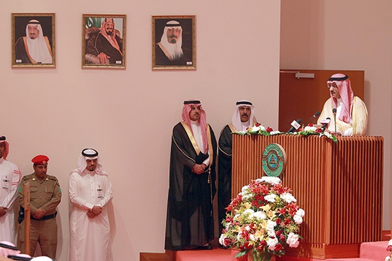 قصة مصورة : أمير الرياض يرعى حفل خريجي معهد الإدارة