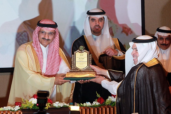 قصة مصورة : أمير الرياض يرعى حفل خريجي معهد الإدارة