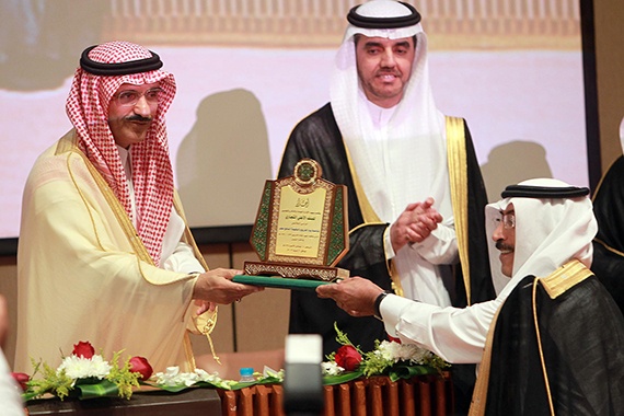 قصة مصورة : أمير الرياض يرعى حفل خريجي معهد الإدارة