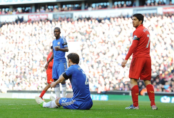 قصة مصورة : ليفربول يغرم سواريز بعدما عض ايفانوفيتش لاعب تشيلسي