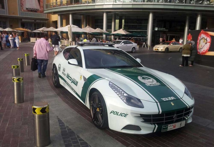 شرطة دبي تطرح دوريتها الفارهة الثانية من طراز "فيراري"، بعد  "لامبورغيني" في المناطق الراقية