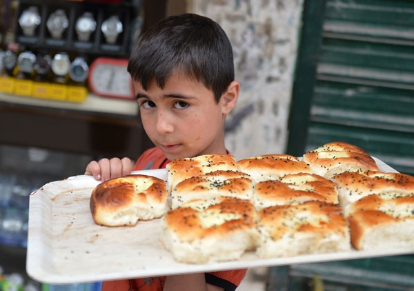 صبي يبيع الخبز تحت القصف في حلب