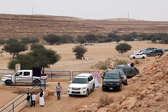 قصة مصورة : أمطار الرياض تغري الأهالي للخروج للسدود والشعاب