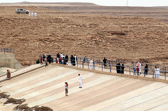 قصة مصورة : أمطار الرياض تغري الأهالي للخروج للسدود والشعاب