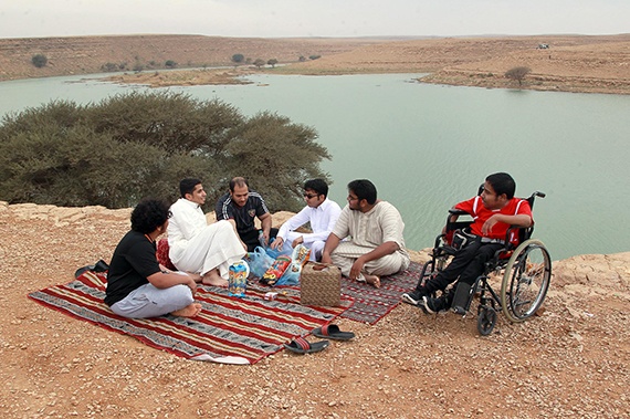 قصة مصورة : أمطار الرياض تغري الأهالي للخروج للسدود والشعاب