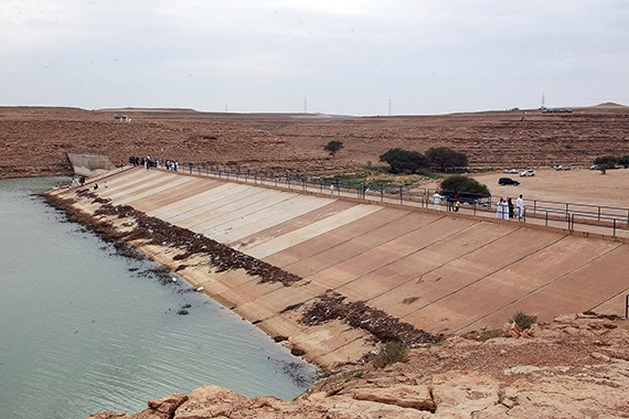 قصة مصورة : أمطار الرياض تغري الأهالي للخروج للسدود والشعاب