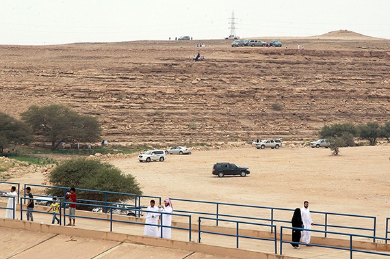 قصة مصورة : أمطار الرياض تغري الأهالي للخروج للسدود والشعاب