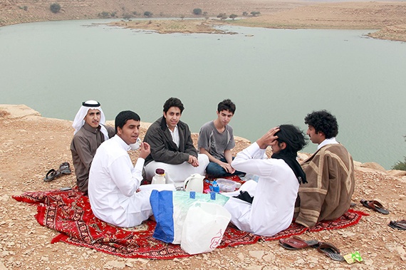 قصة مصورة : أمطار الرياض تغري الأهالي للخروج للسدود والشعاب