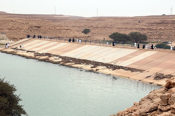قصة مصورة : أمطار الرياض تغري الأهالي للخروج للسدود والشعاب