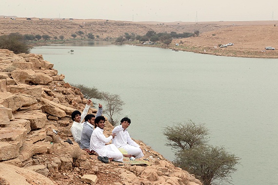 قصة مصورة : أمطار الرياض تغري الأهالي للخروج للسدود والشعاب