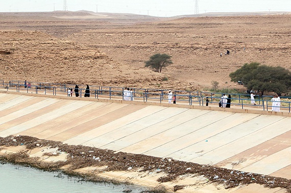 قصة مصورة : أمطار الرياض تغري الأهالي للخروج للسدود والشعاب