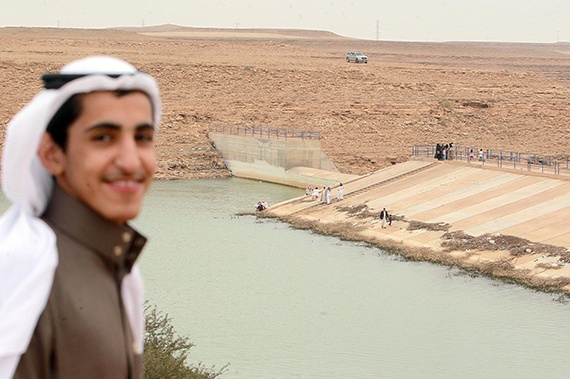 قصة مصورة : أمطار الرياض تغري الأهالي للخروج للسدود والشعاب