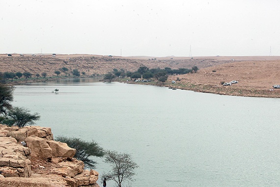 قصة مصورة : أمطار الرياض تغري الأهالي للخروج للسدود والشعاب
