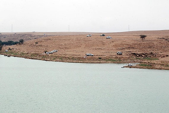 قصة مصورة : أمطار الرياض تغري الأهالي للخروج للسدود والشعاب