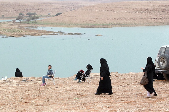 قصة مصورة : أمطار الرياض تغري الأهالي للخروج للسدود والشعاب