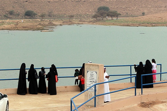 قصة مصورة : أمطار الرياض تغري الأهالي للخروج للسدود والشعاب