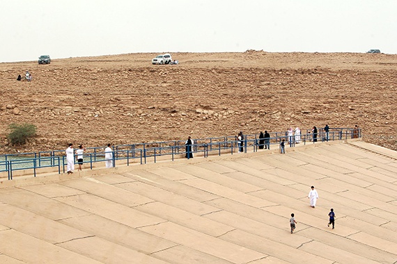 قصة مصورة : أمطار الرياض تغري الأهالي للخروج للسدود والشعاب