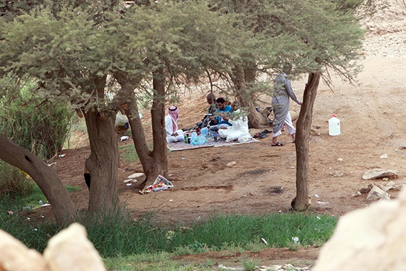 قصة مصورة : أمطار الرياض تغري الأهالي للخروج للسدود والشعاب