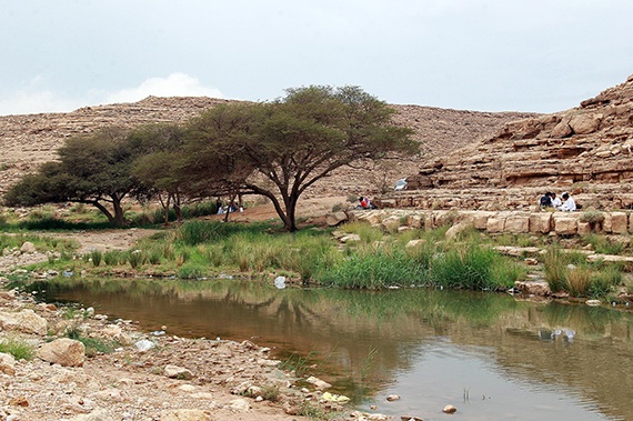 قصة مصورة : أمطار الرياض تغري الأهالي للخروج للسدود والشعاب
