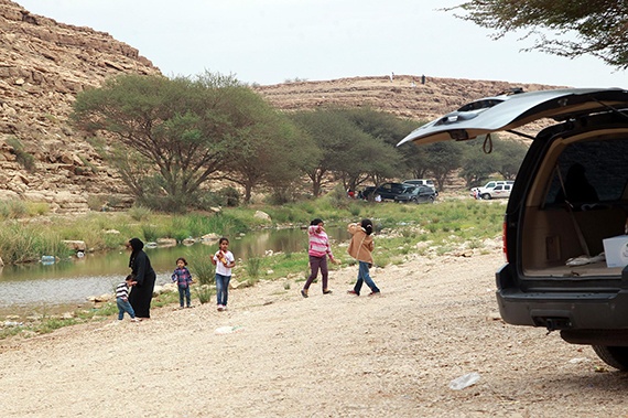 قصة مصورة : أمطار الرياض تغري الأهالي للخروج للسدود والشعاب