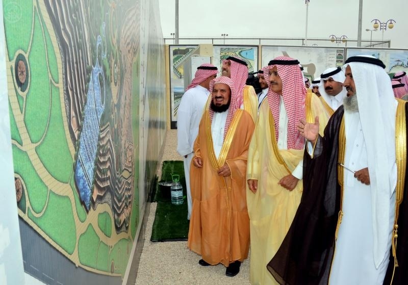 أمير الرياض يتجول في إحدى مدراس شقراء
