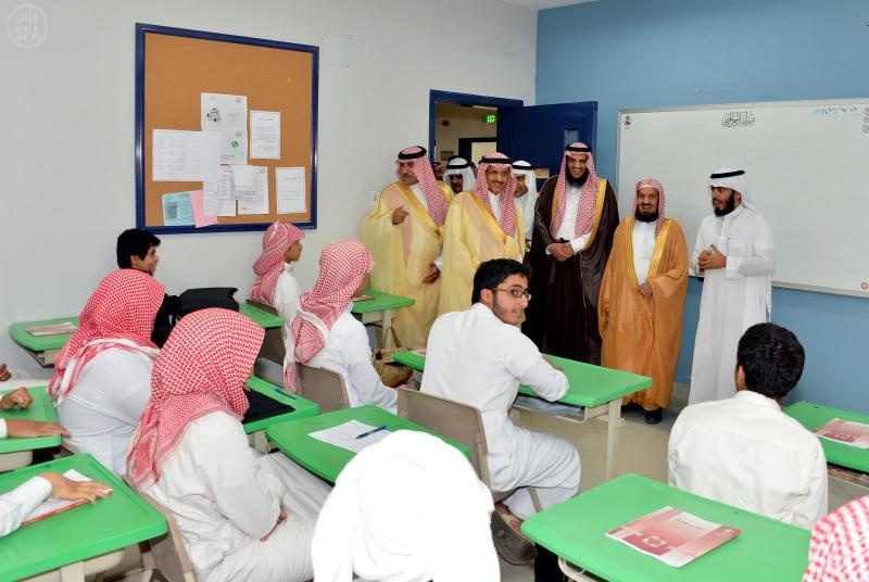 أمير الرياض يتجول في إحدى مدراس شقراء