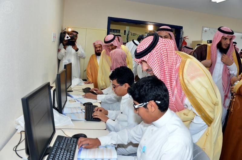 أمير الرياض يتجول في إحدى مدراس شقراء