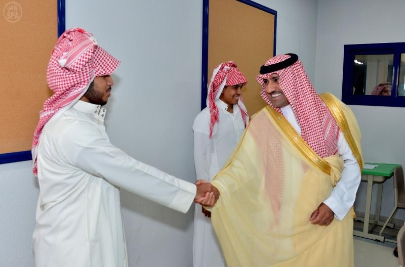 أمير الرياض يتجول في إحدى مدراس شقراء
