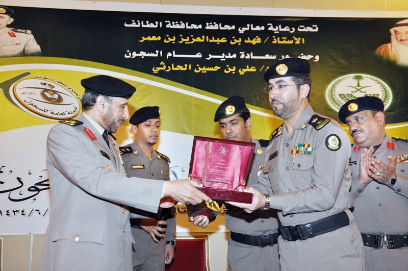اللواء علي الحارثي مدير عام السجون يكرم المقدم محمد بن مشهور بدرع التميز