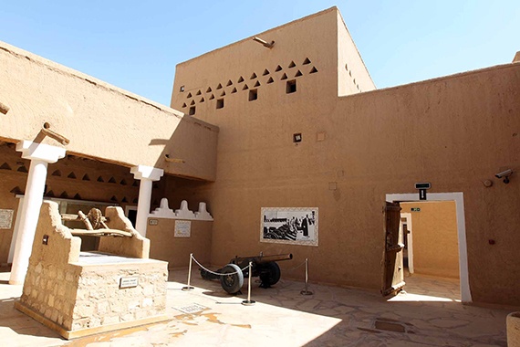 قصة مصورة : المصمك يروي تاريخ السعودية العريق