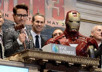 الممثل روبرت داوني يفتتح  بورصة نيويورك "NYSE" وذلك لترويج لفيلمه الجديد   "الرجل الحديدي 3