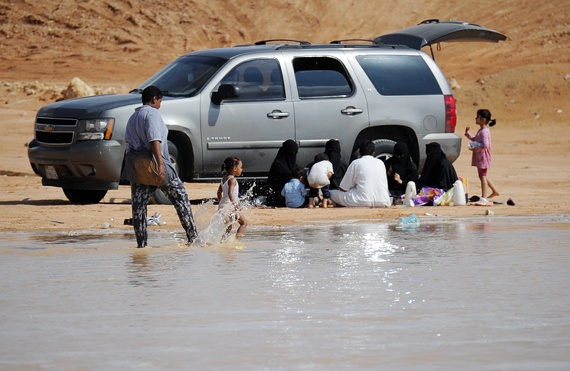 قصة مصورة : أمطار على الدلم تتسبب في إغلاق طرق ومجاري سيول