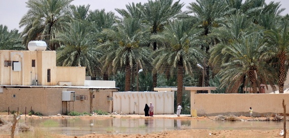 قصة مصورة : أمطار على الدلم تتسبب في إغلاق طرق ومجاري سيول