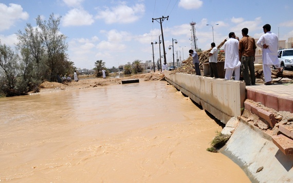 قصة مصورة : أمطار على الدلم تتسبب في إغلاق طرق ومجاري سيول
