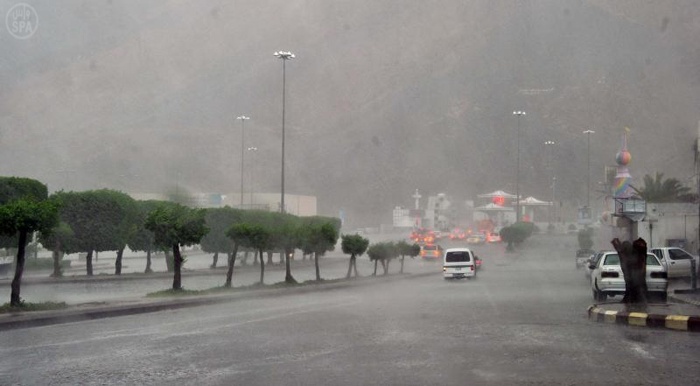 أمطار متفرقة على بعض ضواحي المدينة المنورة