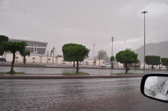 أمطار متفرقة على بعض ضواحي المدينة المنورة