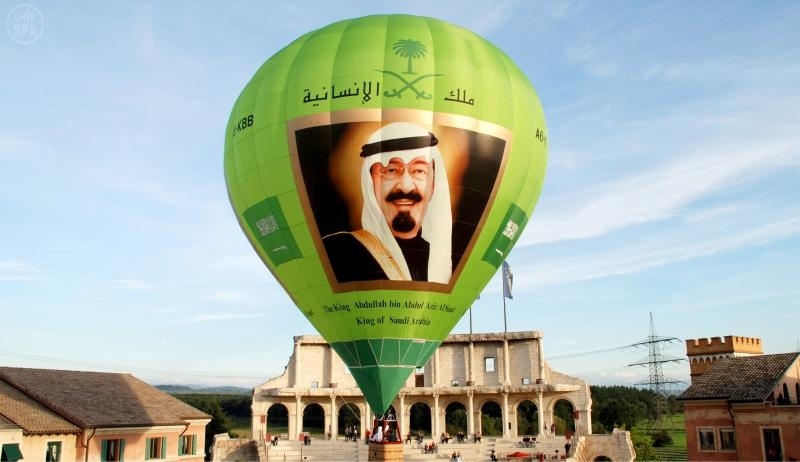 منطاد خادم الحرمين الشريفين يحلق في سماء أبو ظبي بمناسبة الذكرى الثامنة للبيعة