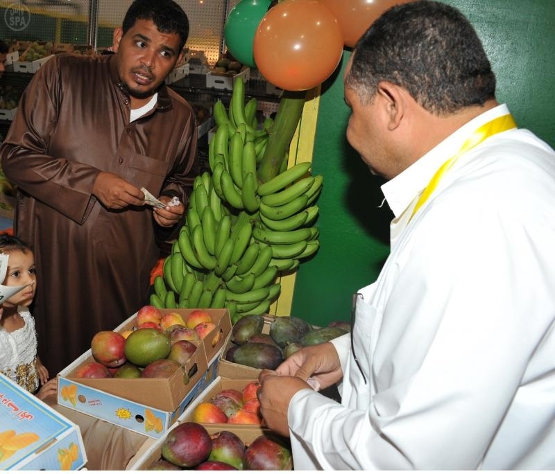 أصناف المانجو تحظى بإعجاب زوار المهرجان بجازان