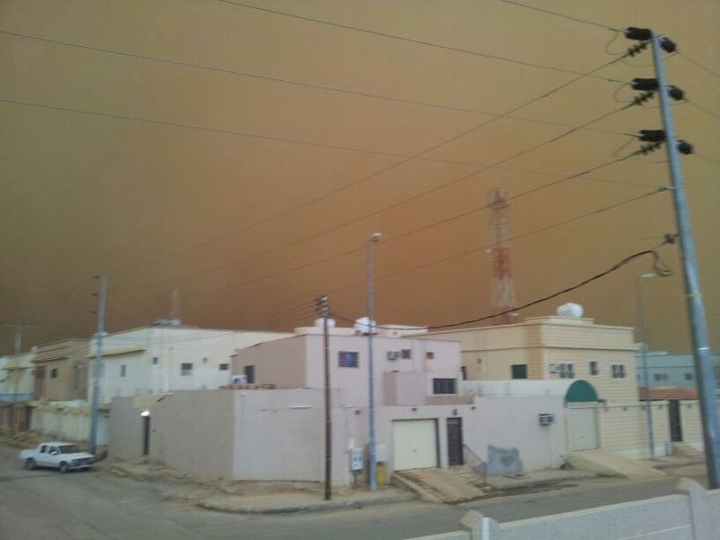 عاصفة ترابية تُسقط أعمدة الكهرباء ولوحات المحال التجارية في رفحاء