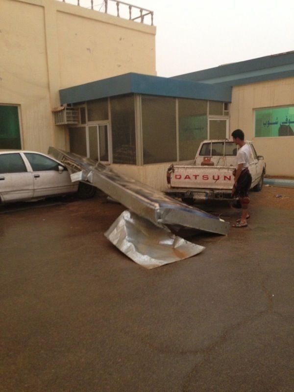 عاصفة ترابية تُسقط أعمدة الكهرباء ولوحات المحال التجارية في رفحاء