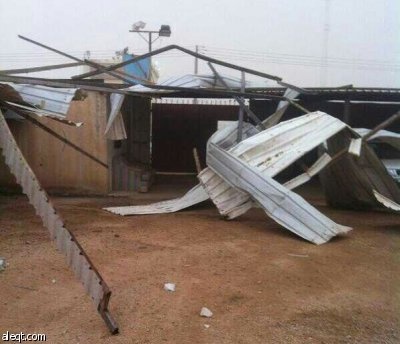 عاصفة ترابية تُسقط أعمدة الكهرباء ولوحات المحال التجارية في رفحاء